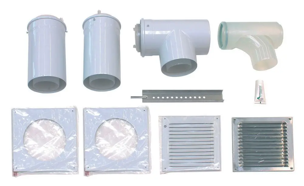 Verschiedene PVC-Rohre und Verbindungselemente, die zum Anschluss an ein Belüftungssystem dienen. Zubehör von Vaillant für die Luftzufuhr im Schacht.